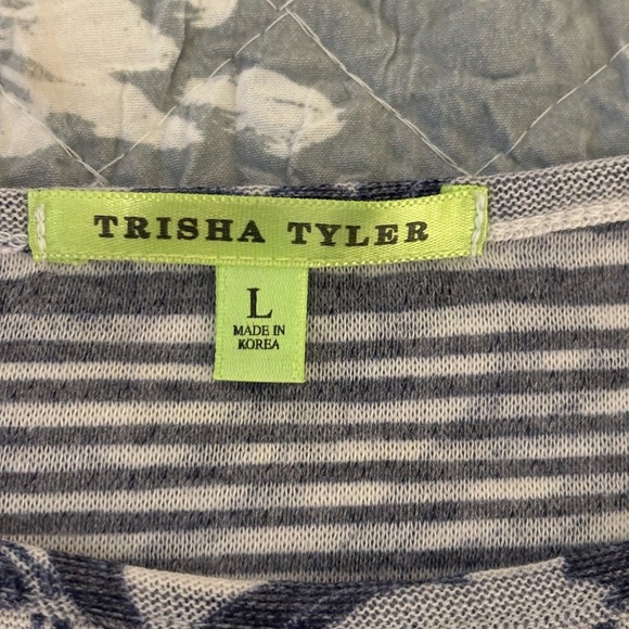 Elegant Floral Women's Blouse in Black and White - Picture 2 of 8